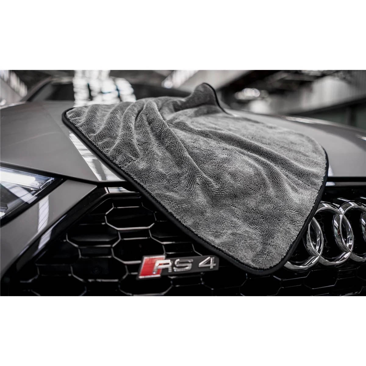 Nuke Guys ručnik za sušenje Rillium – 80 × 50 cm – 1000 GSM na automobilu